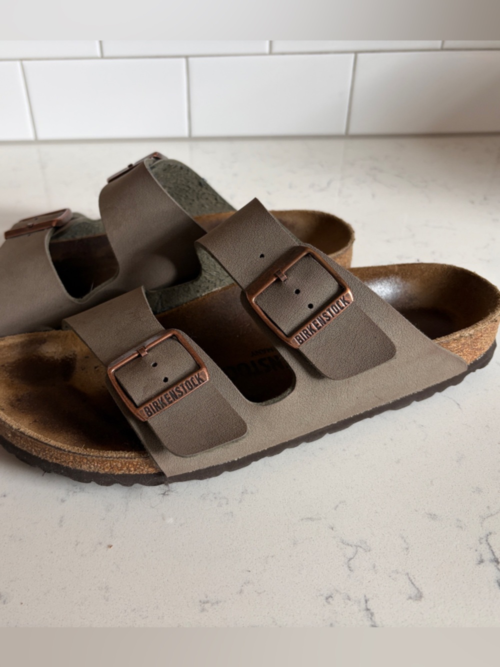Birkenstock Arizona Sandals in Taupe. EUC. 40 narrow men’s 7-7.5 women’s 9-9.5